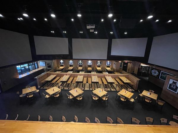 Sneakers Sports Grille