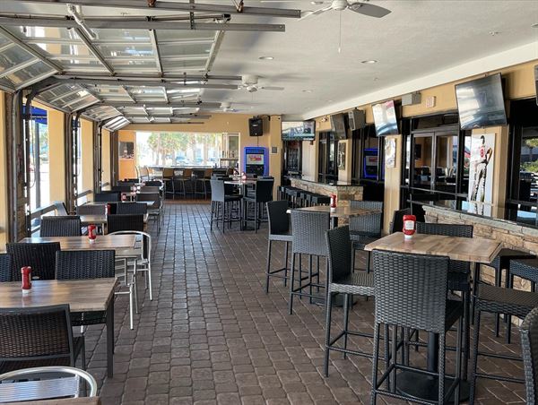 Sneakers Sports Grille