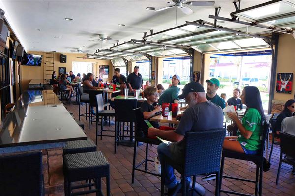 Sneakers Sports Grille