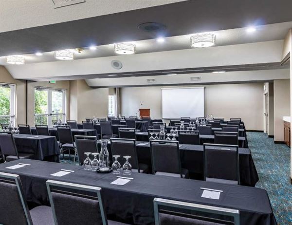 Clarion Hotel Portland International Airport