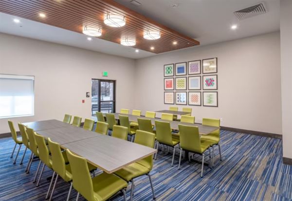 Holiday Inn Express & Suites Columbus / Worthington