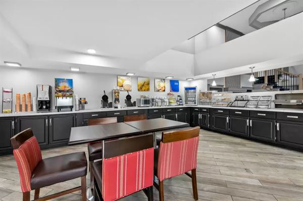 COMFORT INN & SUITES