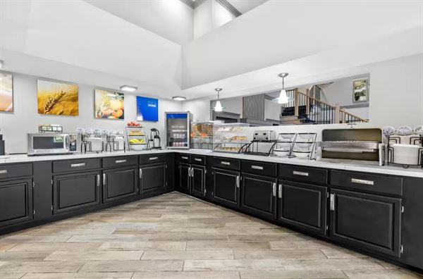 COMFORT INN & SUITES