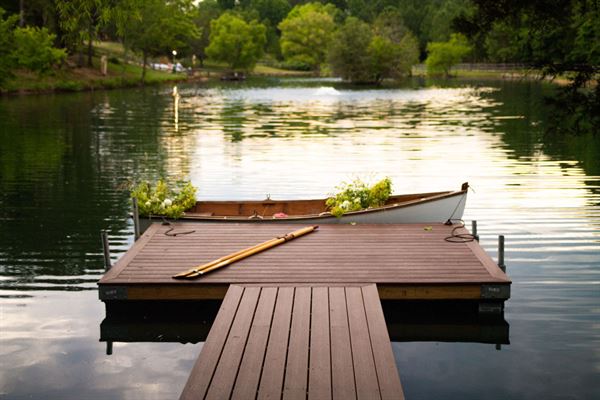 Pondside Love Nest Venue