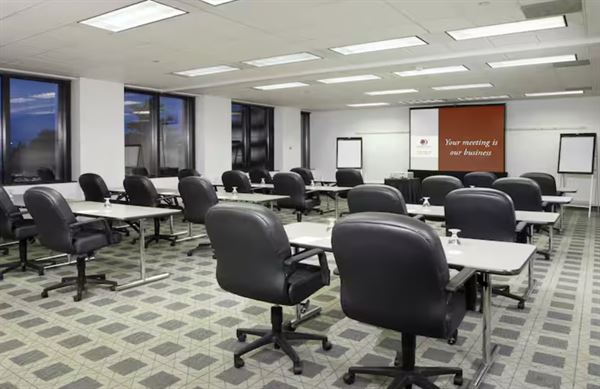 DoubleTree Suites by Hilton Hotel & Conference Center Chicago-Downers Grove