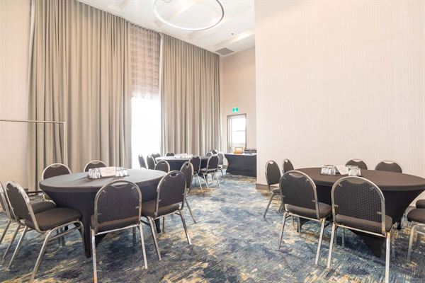 Sandman Signature Toronto Airport Hotel & Moxies