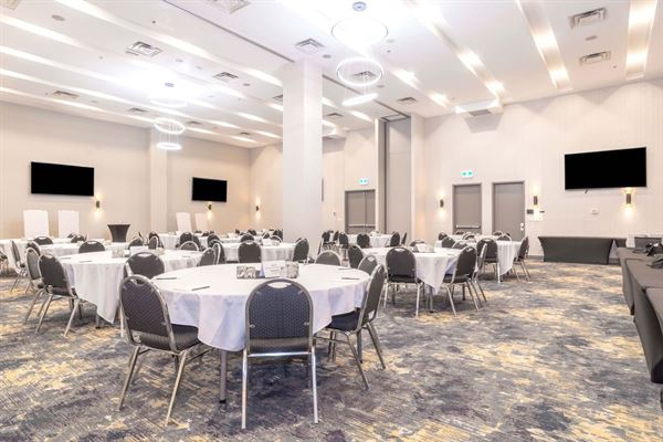 Sandman Signature Toronto Airport Hotel & Moxies