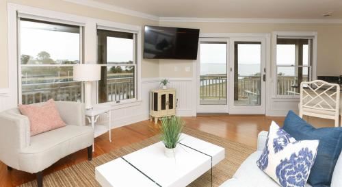 Burrus House Inn Waterfront Suites