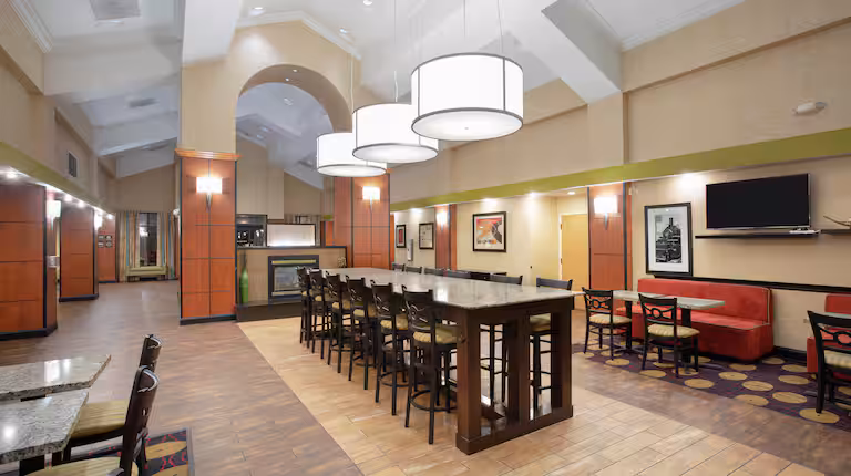 Hampton Inn & Suites Kansas City-Merriam