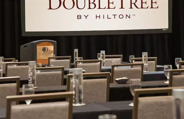 DoubleTree by Hilton Hotel Chicago - Oak Brook