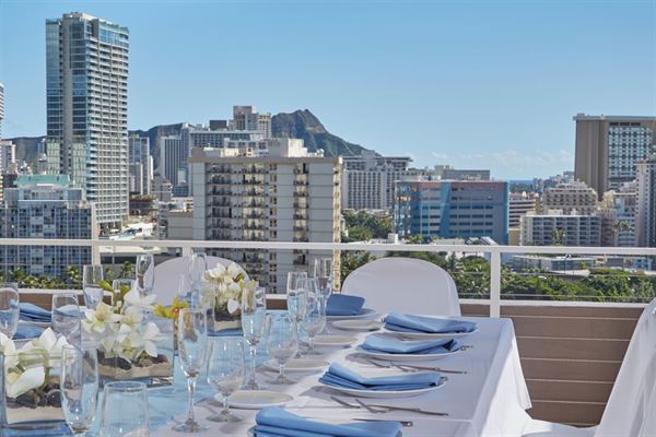 DoubleTree by Hilton Alana Waikiki Beach