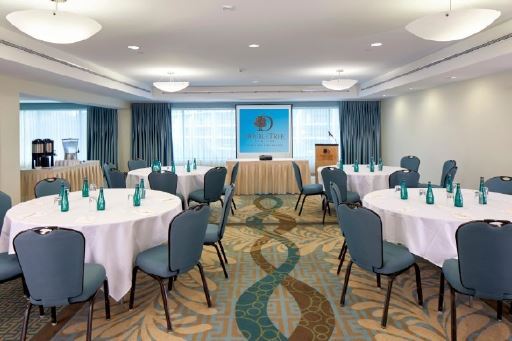 DoubleTree by Hilton Alana Waikiki Beach