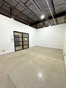 Large Showroom Space (501 > 799 SQFT)