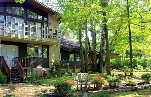 The Secret Bed & Breakfast Lodge