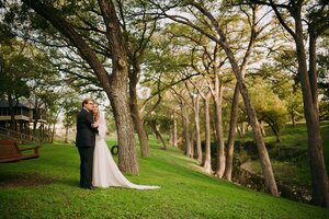 Creekside Lawn: Open Air Elegance