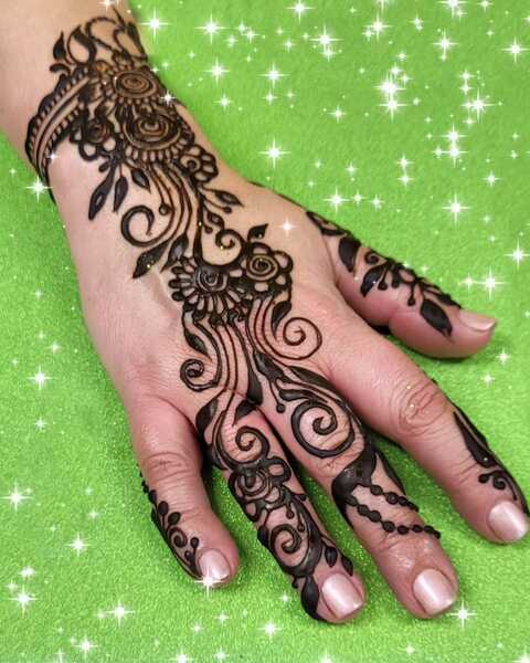 Eyebrow threading and henna tattoo