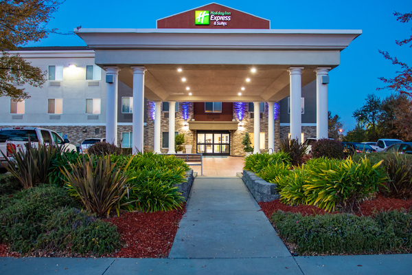 Holiday Inn Express & Suites Roseville Galleria Area