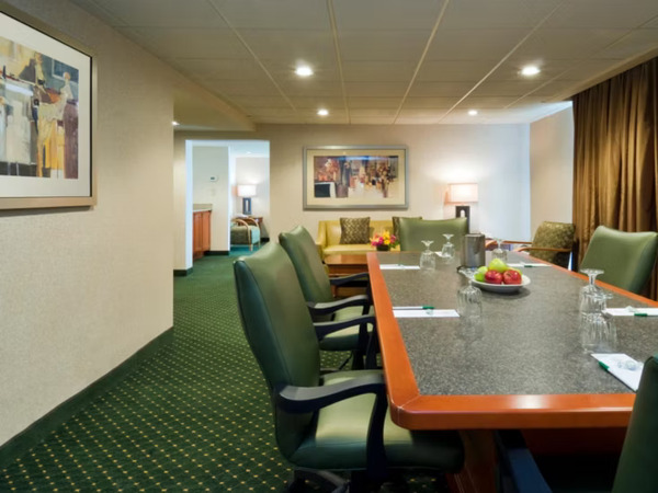 Holiday Inn Hotel & Suites Cincinnati-Eastgate (I-275e)