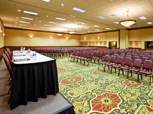 Holiday Inn Hotel & Suites Cincinnati-Eastgate (I-275e)