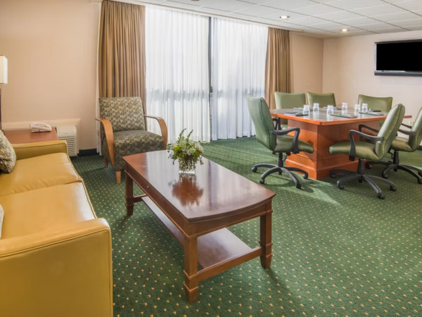 Holiday Inn Hotel & Suites Cincinnati-Eastgate (I-275e)