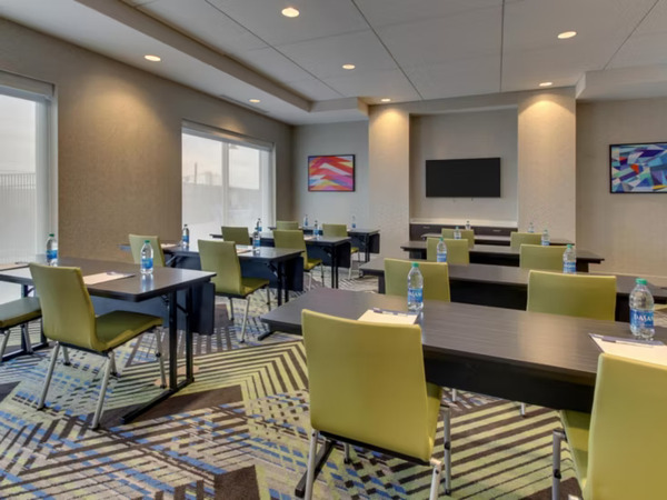Holiday Inn Express & Suites Nashville Metrocenter Downtown
