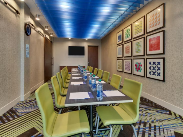 Holiday Inn Express & Suites Nashville Metrocenter Downtown