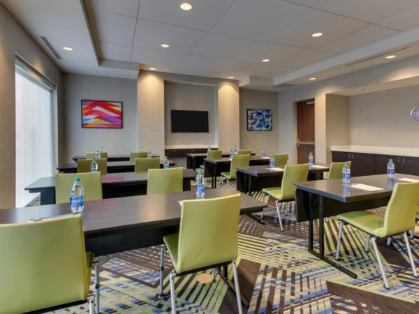 Holiday Inn Express & Suites Nashville Metrocenter Downtown