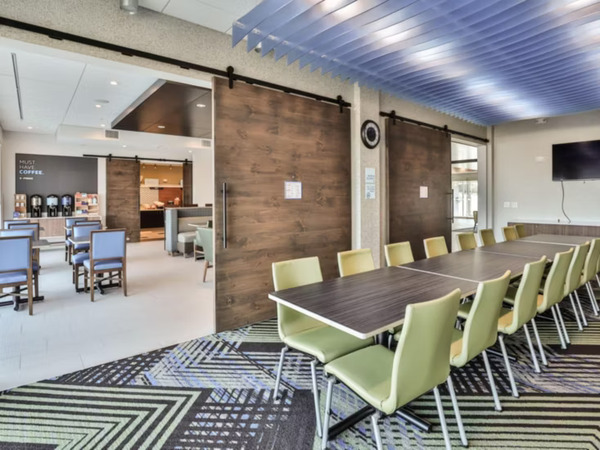 Holiday Inn Express & Suites Nashville Metrocenter Downtown