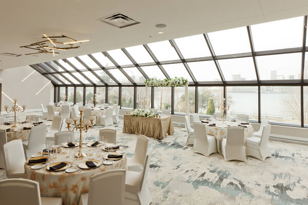 DoubleTree by Hilton Windsor Hotel & Suites