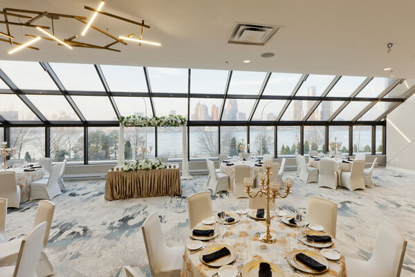 DoubleTree by Hilton Windsor Hotel & Suites