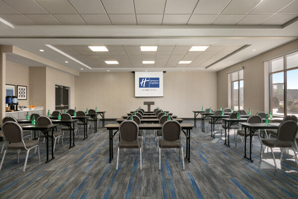 Holiday Inn Express & Suites Norfolk Airport