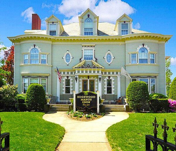 Edgewood Manor Bed And Breakfast