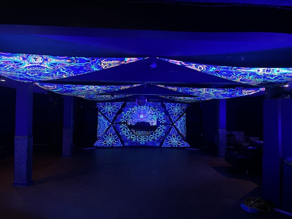 Le Club Social Blue Room