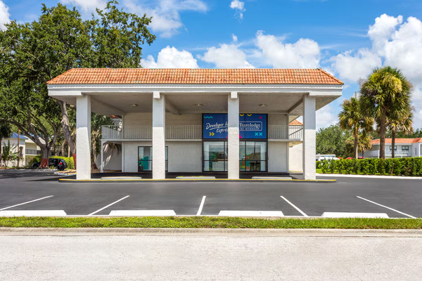 Travelodge by Wyndham Orlando Lake Buena Vista South