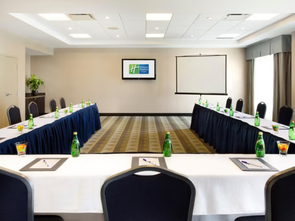 Holiday Inn Express & Suites