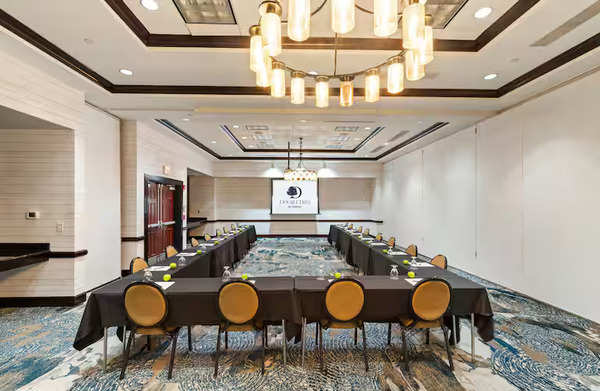 DoubleTree by Hilton Front Royal Blue Ridge Shadows