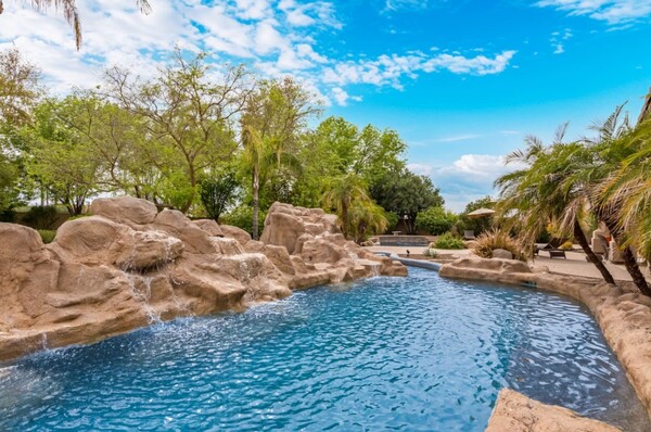 Peoria Pool House Resort