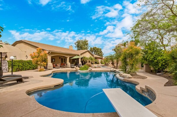 Peoria Pool House Resort