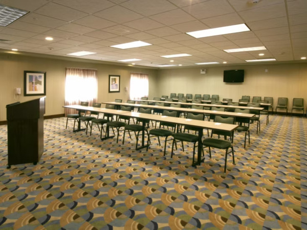 Holiday Inn Express & Suites Madison-Verona