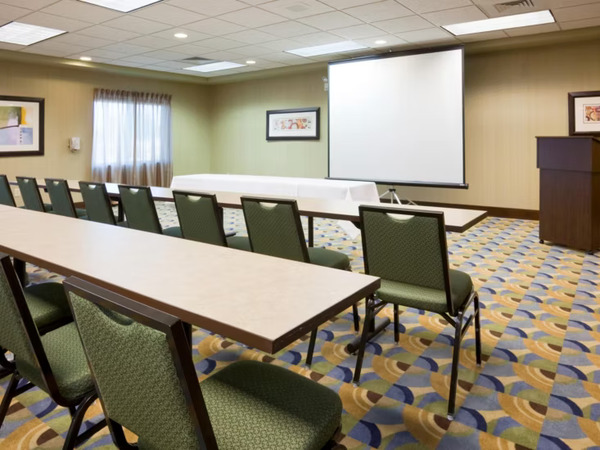 Holiday Inn Express & Suites Madison-Verona