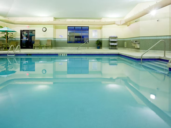 Holiday Inn Express & Suites Madison-Verona