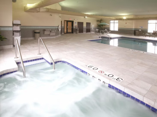 Holiday Inn Express & Suites Madison-Verona