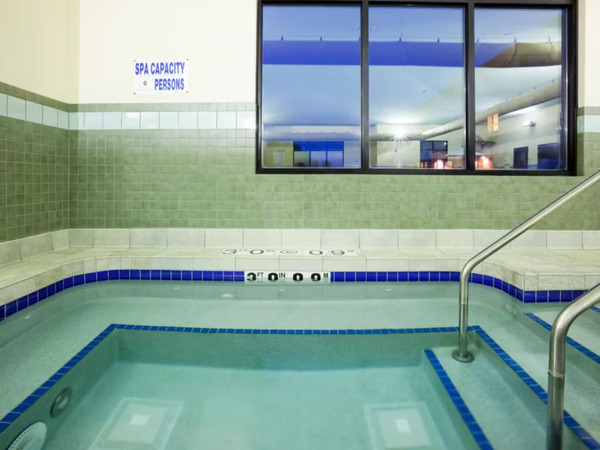 Holiday Inn Express & Suites Madison-Verona