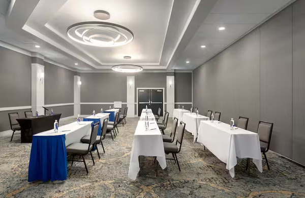 DoubleTree By Hilton Fort Myers at Bell Tower Shops