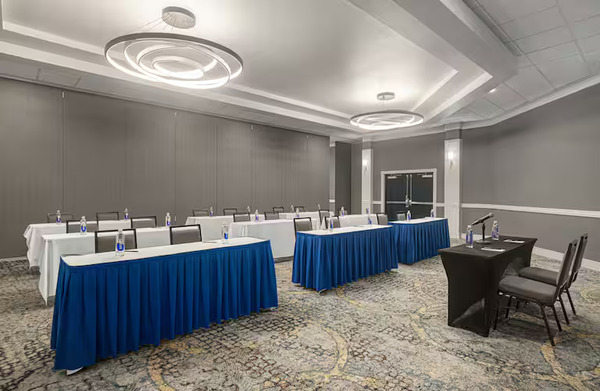 DoubleTree By Hilton Fort Myers at Bell Tower Shops