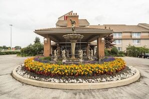 Monte Carlo Inn Oakville Suites