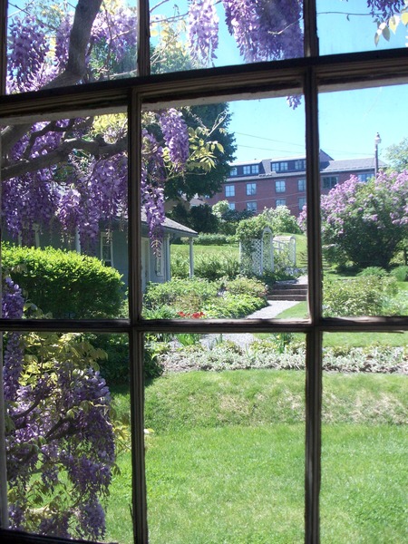 Moffatt-Ladd House & Garden