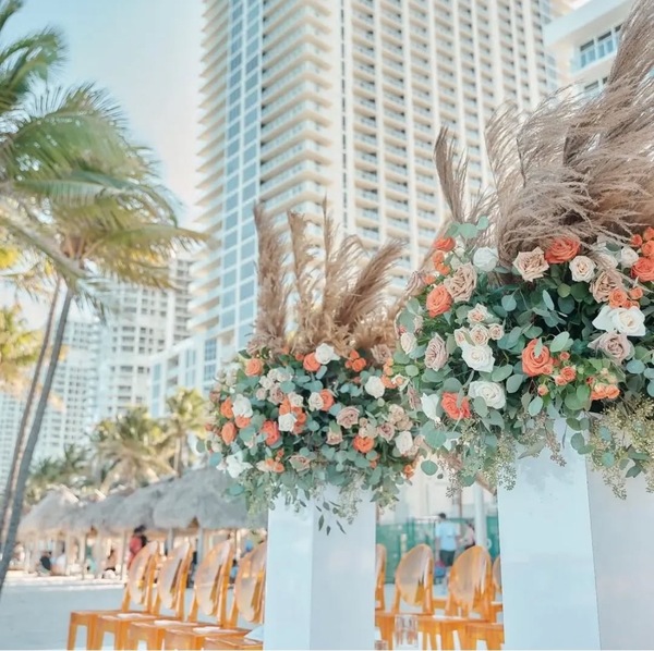 The Sunny Hotel, Curio Collection by Hilton