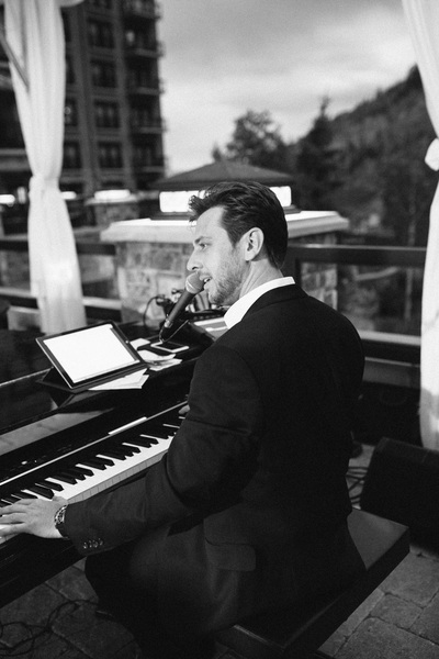 Keys on Main Traveling Dueling Piano Show