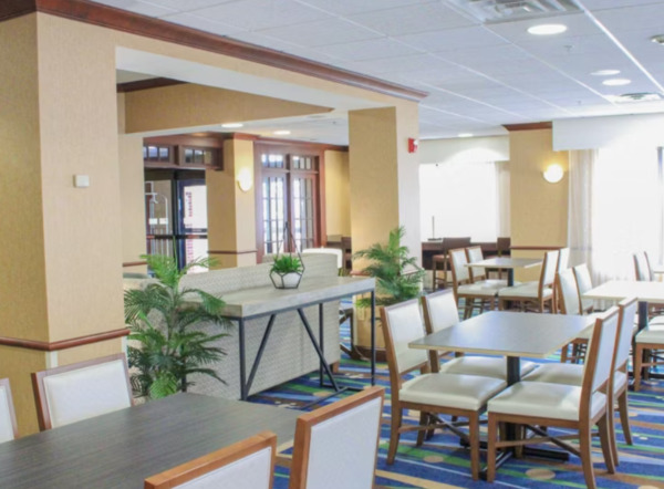 Holiday Inn Express & Suites Manchester-Airport